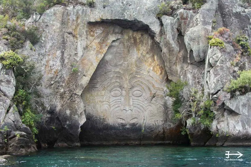 MAORI CARVING ROCKS_TAUPO