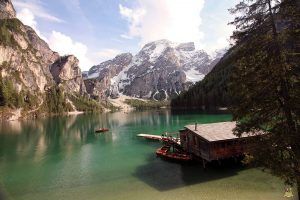 Lagos de Dolomitas . Lago di Braies embarcadero