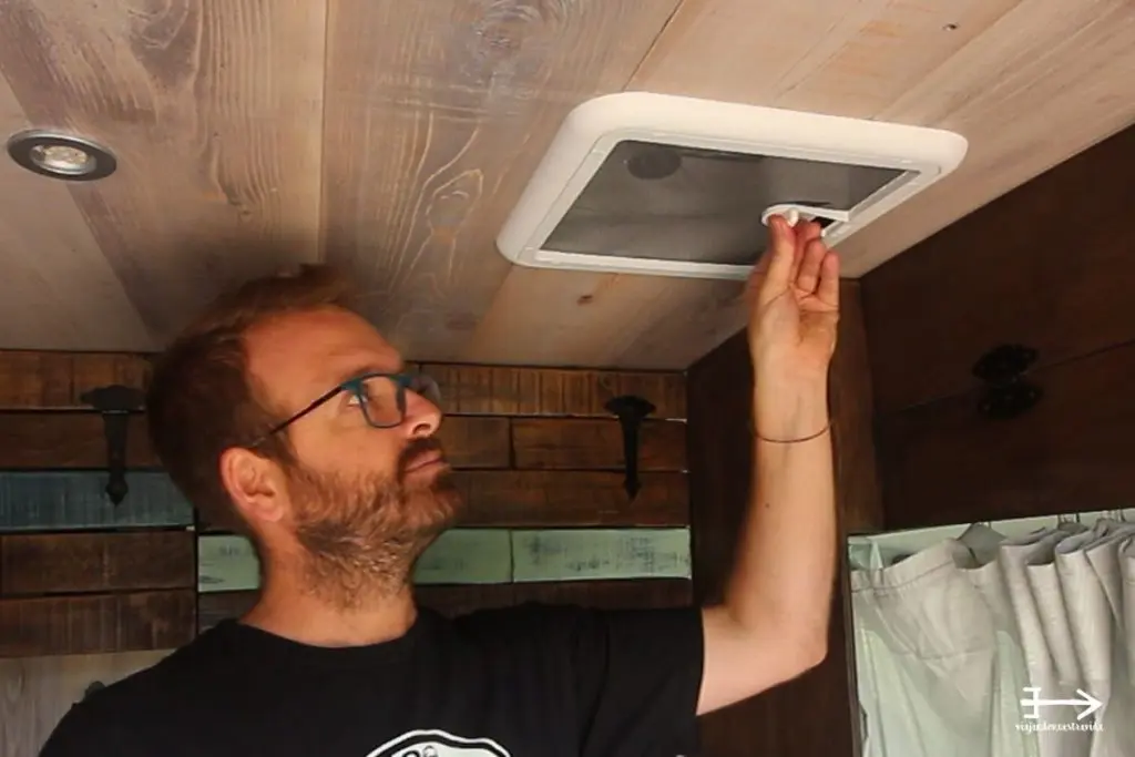 INSTALAR UNA CLARABOYA EN UNA FURGONETA CAMPER
