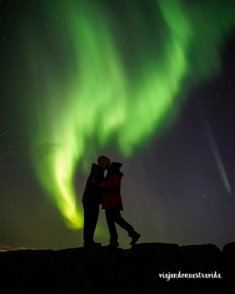 auroras boreales en noruega. Espectacular aurora boreal verde iluminando el cielo, un fenómeno mágico que ver en las islas Lofoten.
