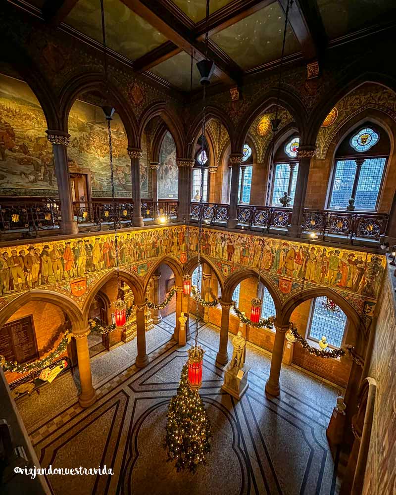 National Portrait Gallery - Edimburgo en Navidad museo-portrait-Edimburgo Árbol en la National Portrait Gallery durante una ruta por Edimburgo en Navidad.