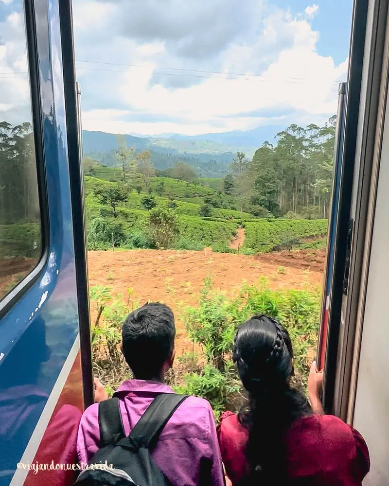 tren de Sri Lanka al paso de Nuwara Eliya tren de Sri Lanka al paso de Nuwara Eliya