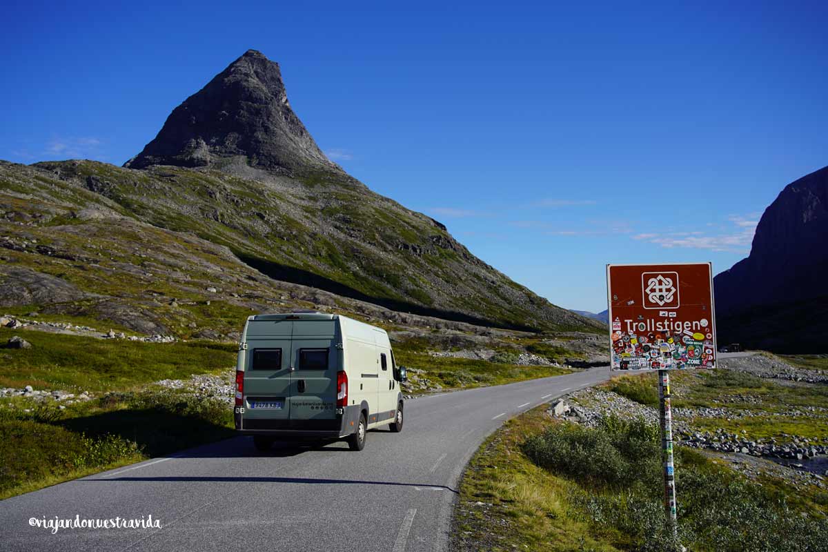 Camper en la carretera de Trollstigen entre montañas en un roadtrip por Noruega