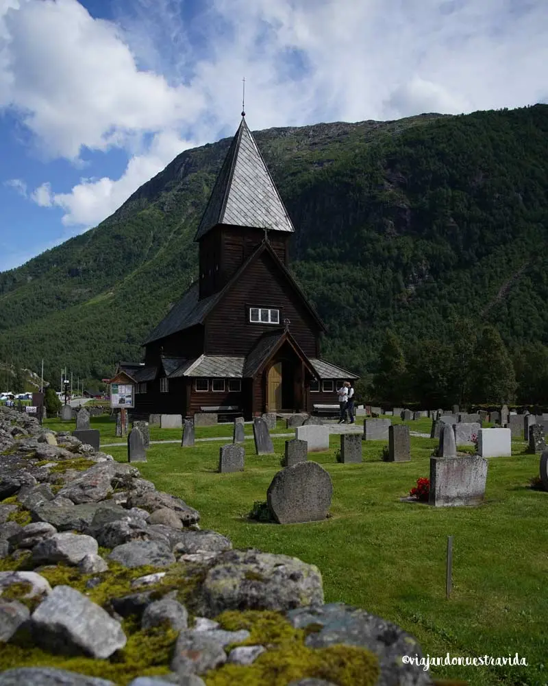 Iglesia de madera vikinga de Borgund Stave Church rodeada de naturaleza en Noruega