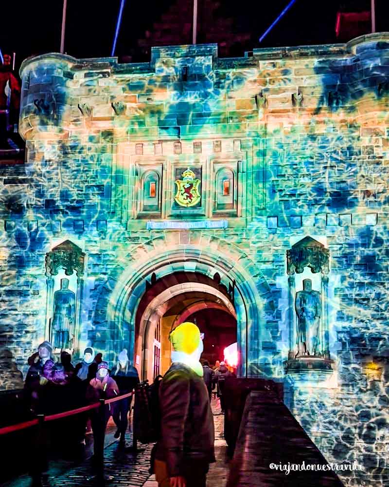 Castle of Light - Edimburgo en Navidad Luces de colores y proyecciones mapeadas sobre los muros del castillo en Edimburgo en Navidad