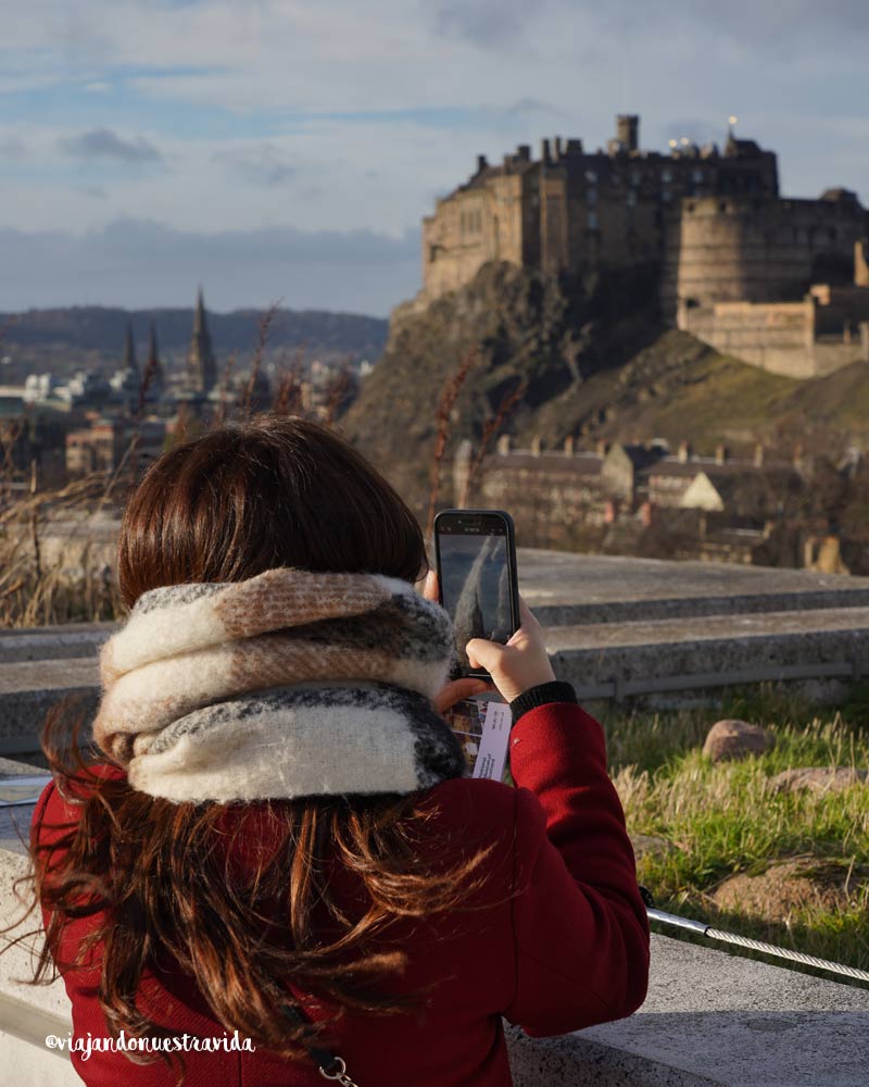 como ir del aeropuerto de Edimburgo al centro una persona con el movil buscando como ir del aeropuerto de Edimburgo al centro