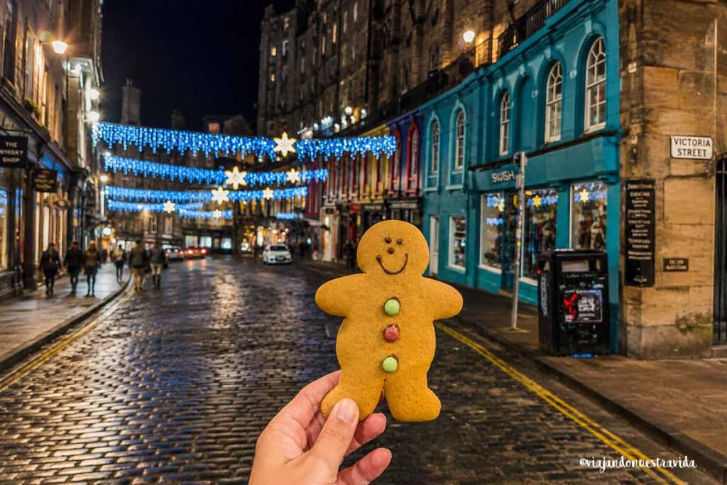 calle victoria street con luces navideñas, un lugar para visitar en Edimburgo en Navidad