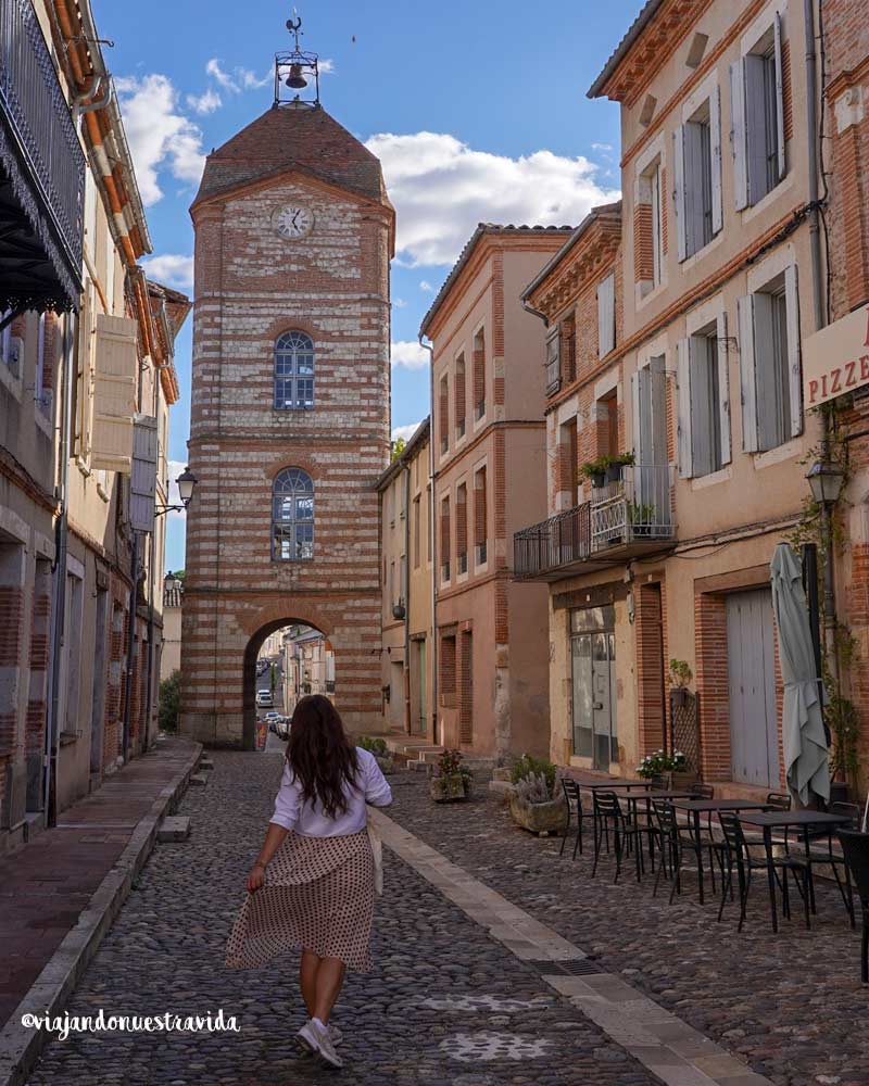Casco antiguo de Auvillar con la torre del reloj al fondo en los pueblos mas bonitos del sur de Francia