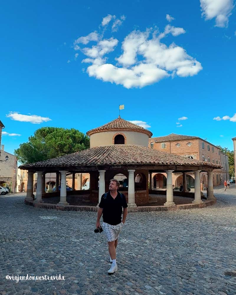plaza del mercado circular de Auvillar en nuestra ruta por el sur de Francia