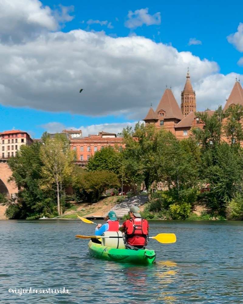 piragüismo en el rio Tarn a su paso por el centro de Montauban en el sur de Francia