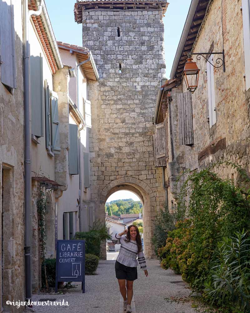 Una calle empedrada del pueblo de La Romieu
