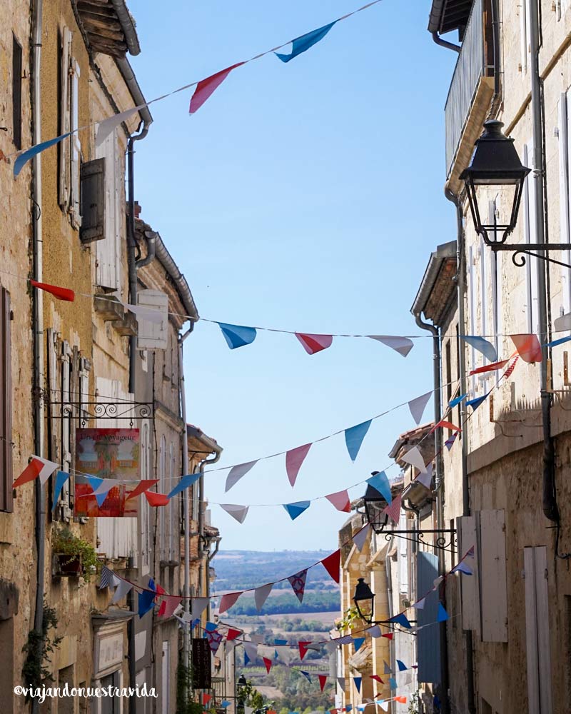 calle del pueblo de lectoure en el sur de francia