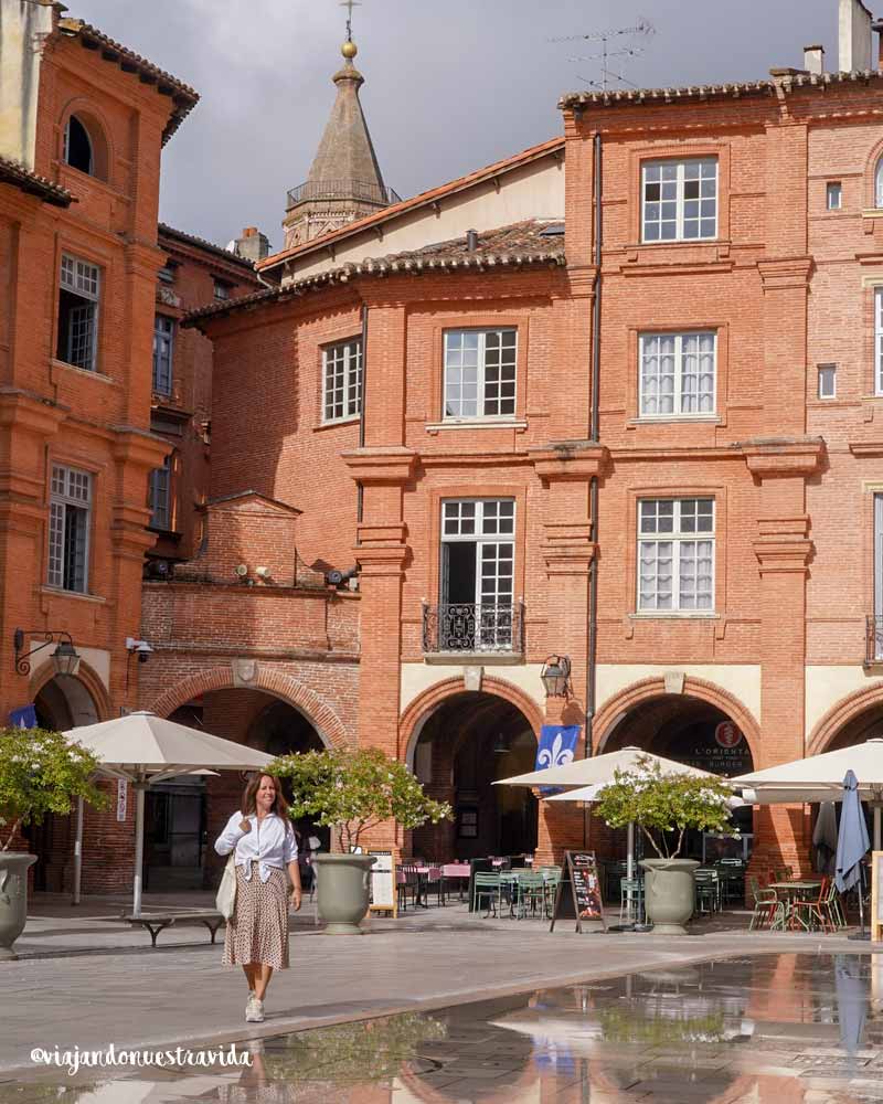 Fachadas medievales de ladrillo rosa en el centro de Montauban durante nuestra ruta por el sur de Francia