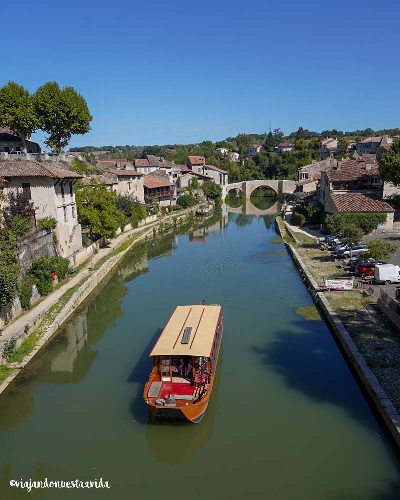 Vistas del rio Baise y un barco en Nerac, uno de los pueblos más bonitos de francia