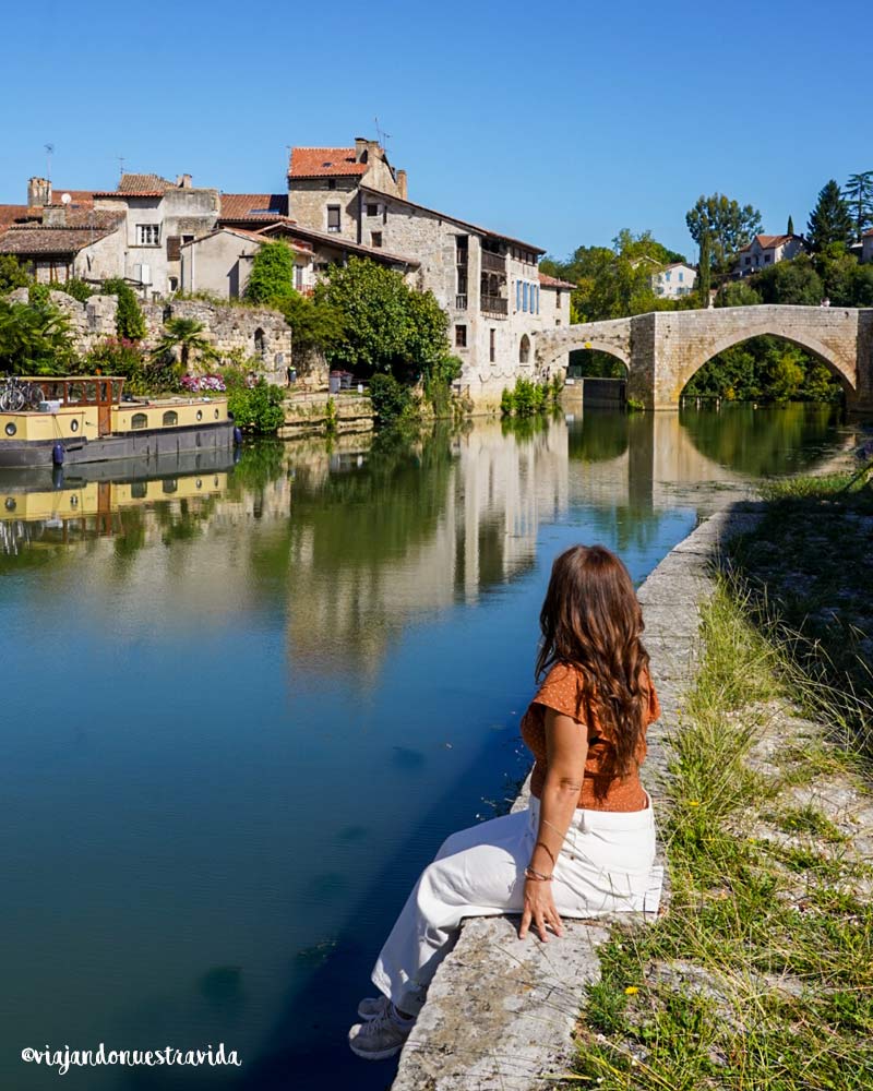 Puente viejo de piedra y rio Baise en Nerac, un pueblo del sur de Francia con encanto.