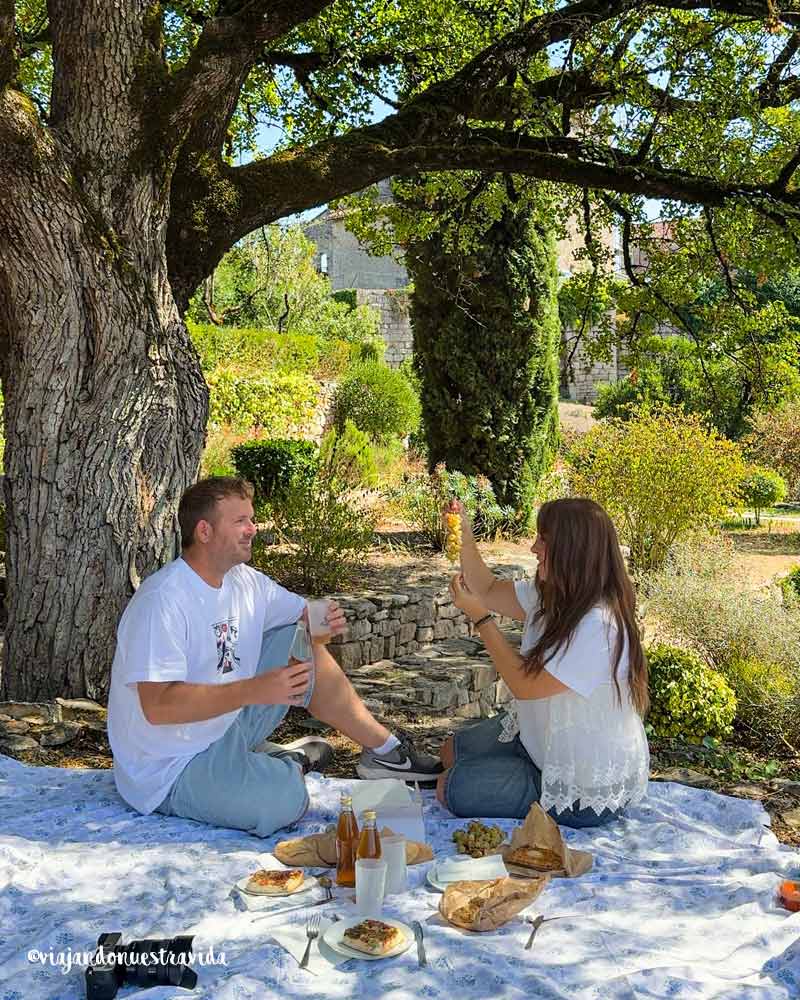 picnic en los jardines del castillo durante nuestra ruta por el sur de Francia