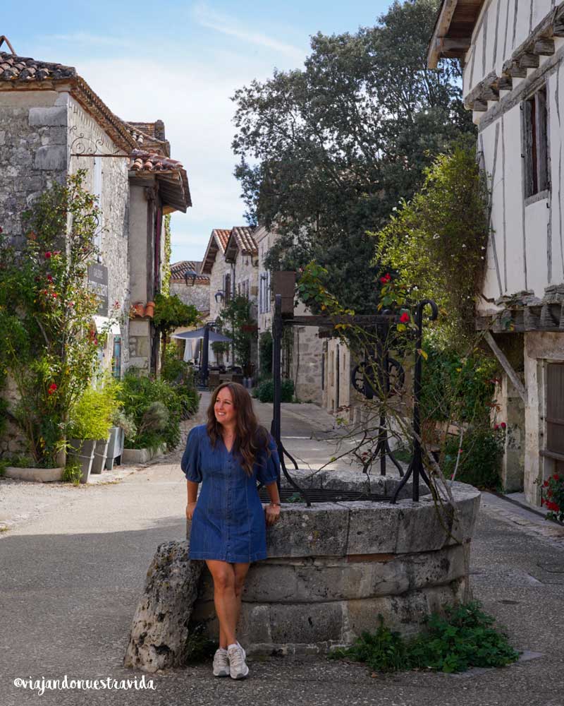 Calle del pueblo medieval de Pujols durante nuestra ruta por el sur de Francia