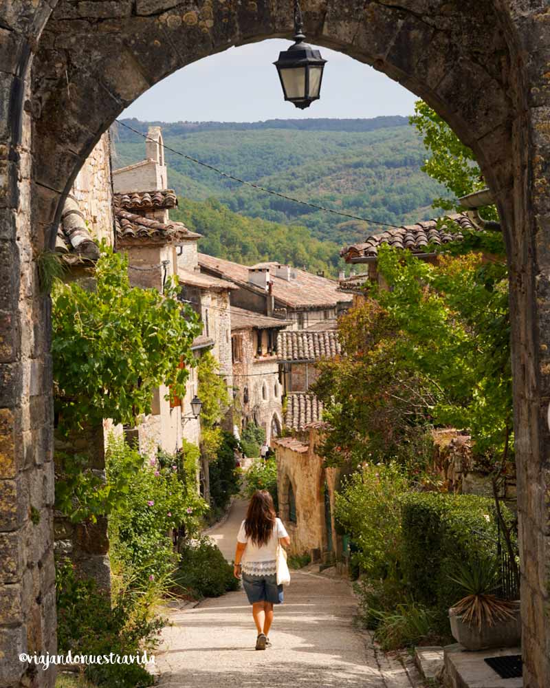 Ruta por el sur de Francia en coche recorriendo un pueblo medieval con fachadas de piedra.