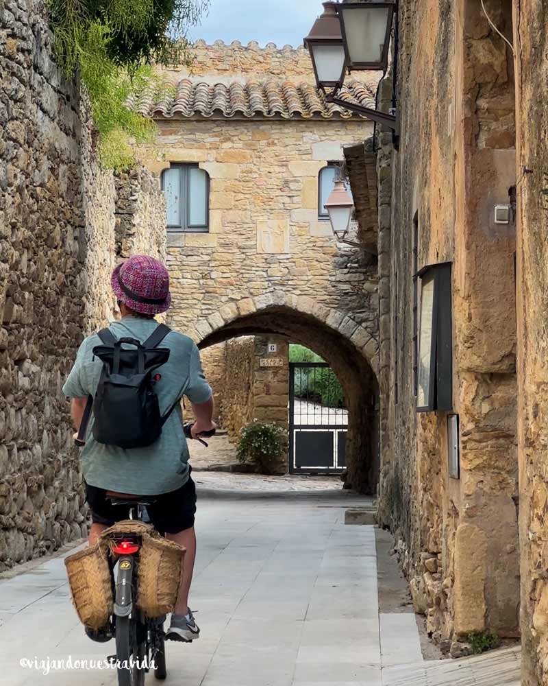 pueblo de peratallada en bicicleta en una ruta por la costa brava